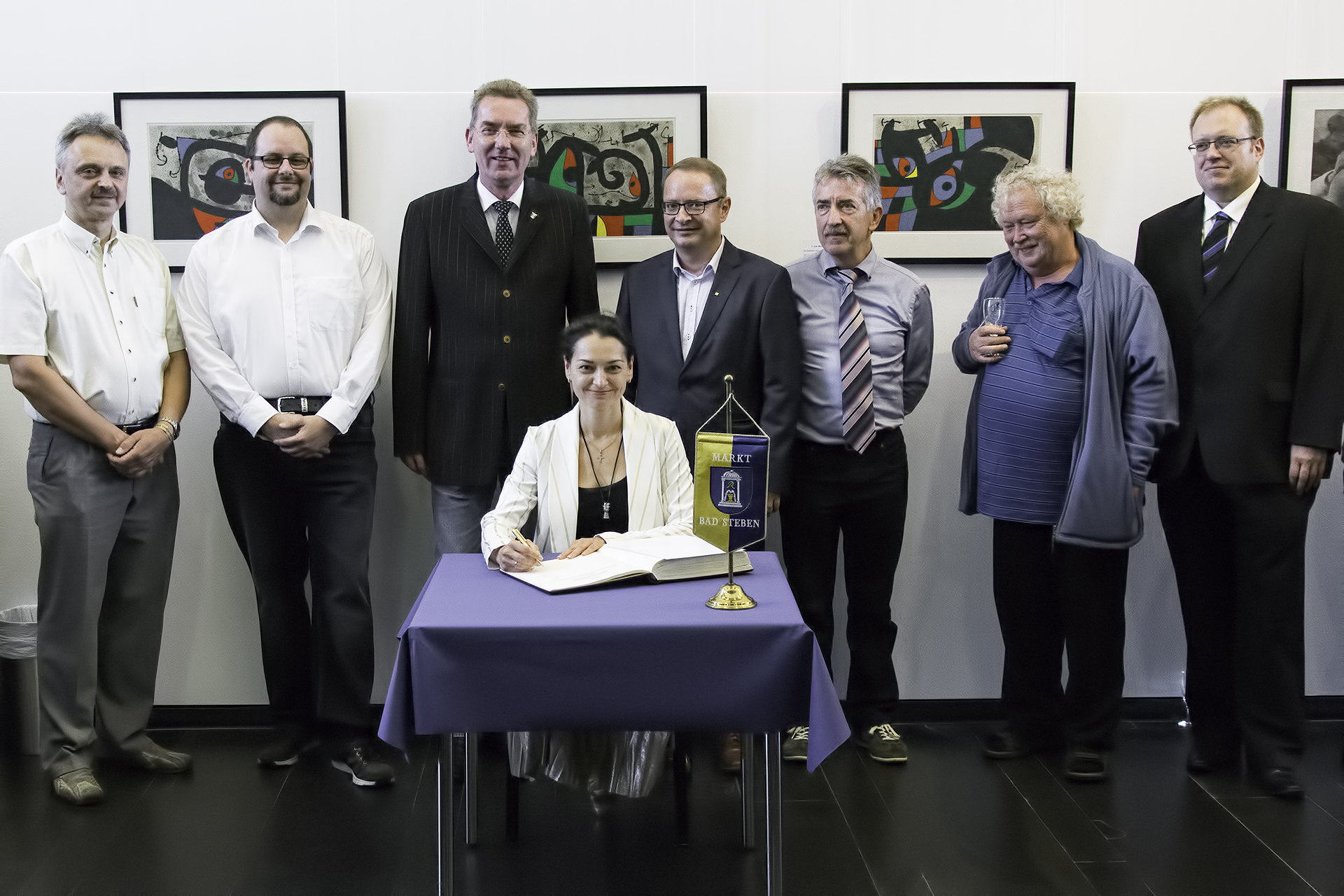 Eintrag ins Goldene Buch des Marktes Bad Steben mit Bürgermeister, Ehrengast und eine Abordnung von Vertretern des Vereins und Kreisverbands.