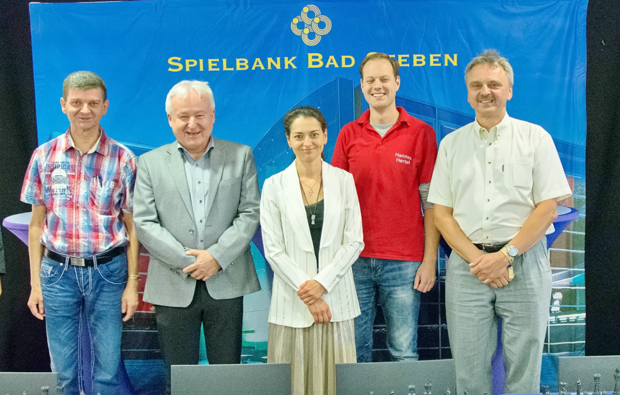 GM Alexandra Kosteniuk mit den vier erfolgreichen Teilnehmern, die ein Remis oder sogar den einzigen Sieg erreichen konnten.