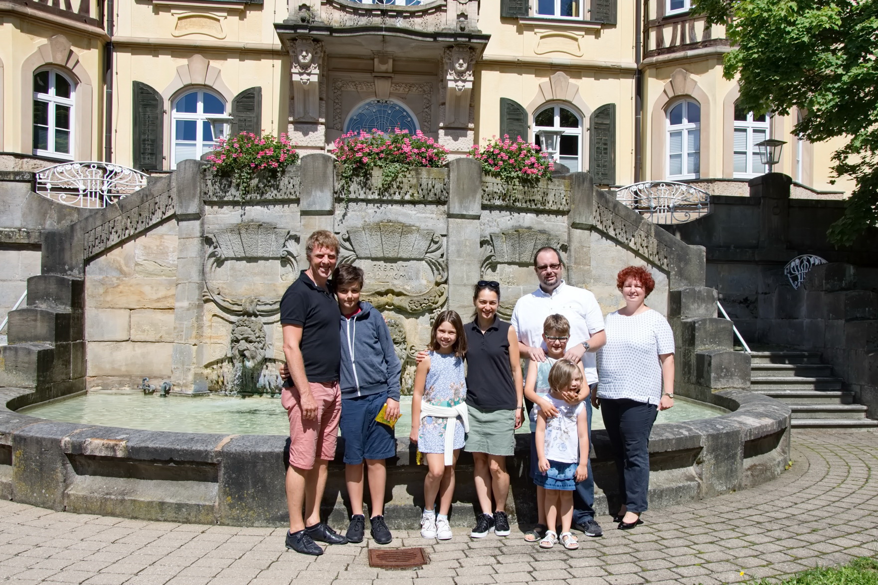 Die Familien von Alexandra Kosteniuk und Tobias Feigel vor dem Relexa Hotel in Bad Steben.