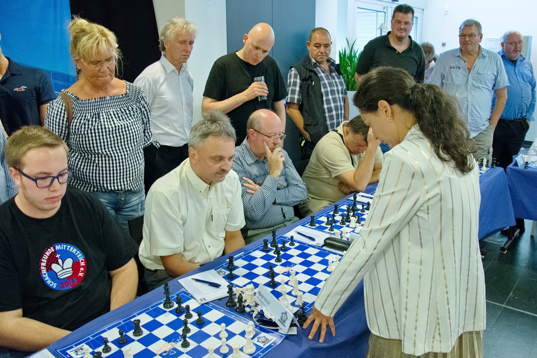 Alexandra Kosteniuk beim Simultanturnier an den Brettern